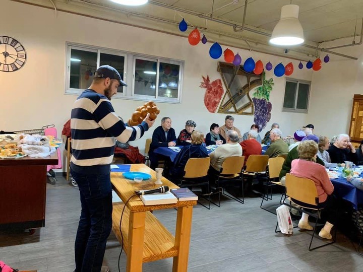 Celebrating Shabbat with Holocaust survivors
